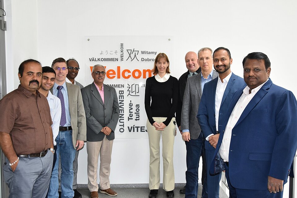 Auf dem Bild ist eine Delegation des RV College of Engineering aus Bangalore (Indien) mit Vertreterinnen und Vertretern der TH Rosenheim zu sehen.