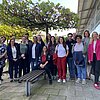 [Translate to English:] Das Bild zeigt eine Gruppe von Personen auf dem Campus der TH Rosenheim.