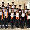 Auf de Foto sind die 17 Frühstudierende in schwarzen Talaren und mit ihren Urkunden zu sehen.