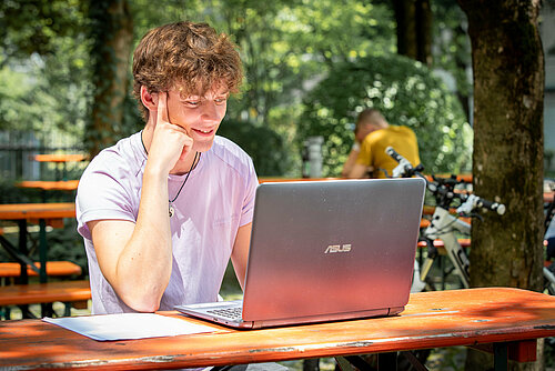 Campus Rosenheim Student mit Laptop vor Mensa