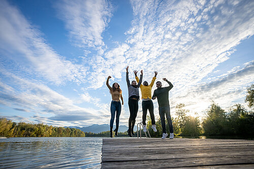 Internationale Studierende am See