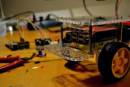 IoT-Testaufbau für ein autonom fahrendes Modell.