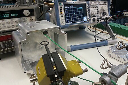 Messung der magnetischen Schirmdämpfung an einem Motorgehäuse